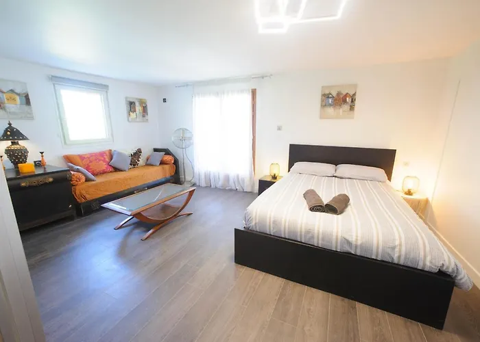 De Moderne A Cote De Bergerac Prigonrieux