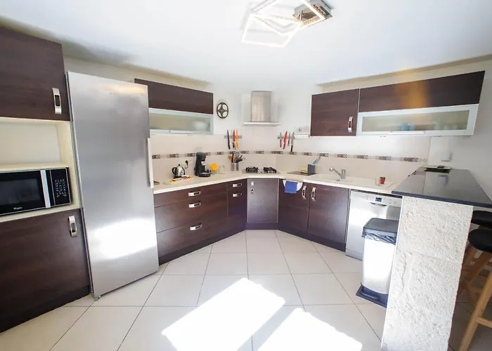 De Moderne A Cote De Bergerac Prigonrieux